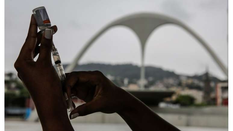 Primeira etapa de vacinação alcançou menos 6 milhões de brasileiros por causa da escassez de imunizantes e do desperdício de doses