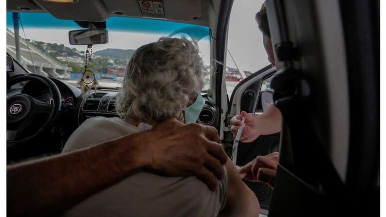 Na ausência de uma definição, esteticistas, psicólogos, dermatologistas e até instrutores de pilates foram vacinados antes de idosos com mais de 80 anos em algumas cidades