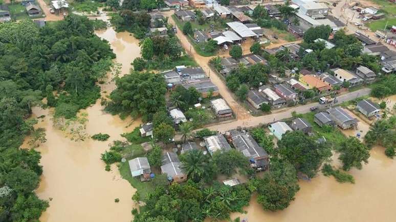 Muitos moradores tiveram de deixar suas casas após locais serem atingidos pelas enchentes