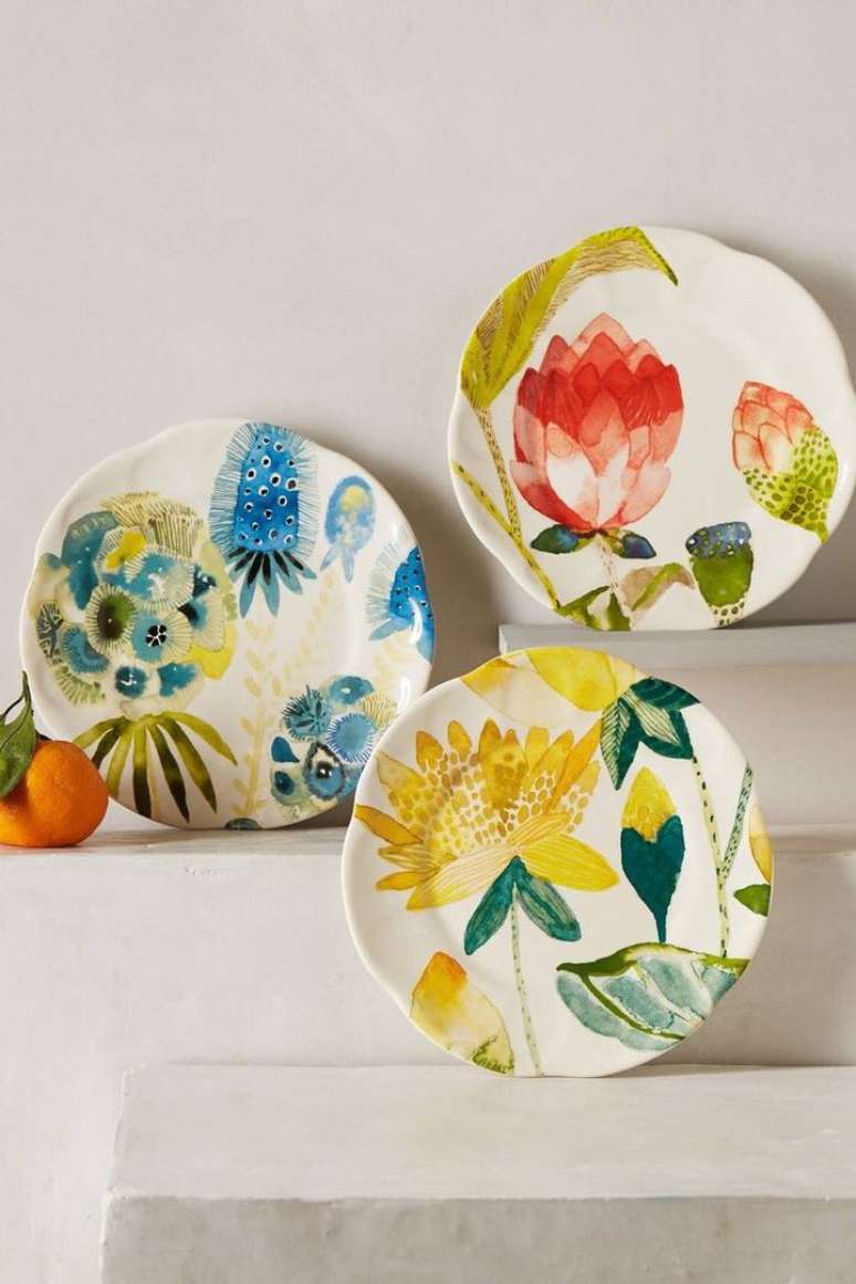 4. Pratos de porcelana coloridos – Via: Anthropologie