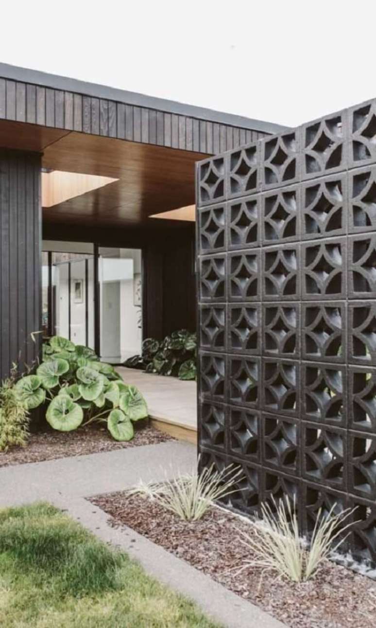 56. Modelo de muro feito de cobogó na cor preta é similar a fachada de casa. Fonte: Pinterest
