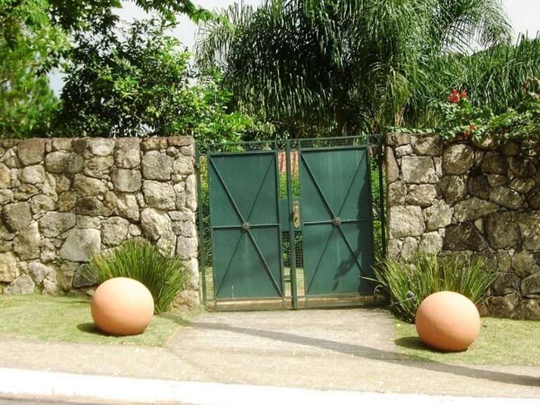 16. Fachada com muro de pedra e portão verde. Fonte: Luciana Wehba