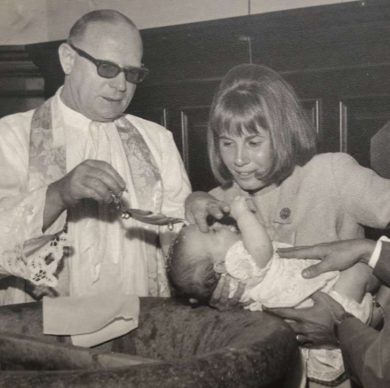 Deborah Evelyn resgata foto do seu batizado, quando era um bebê no colo da tia e madrinha, Renata Sorrah