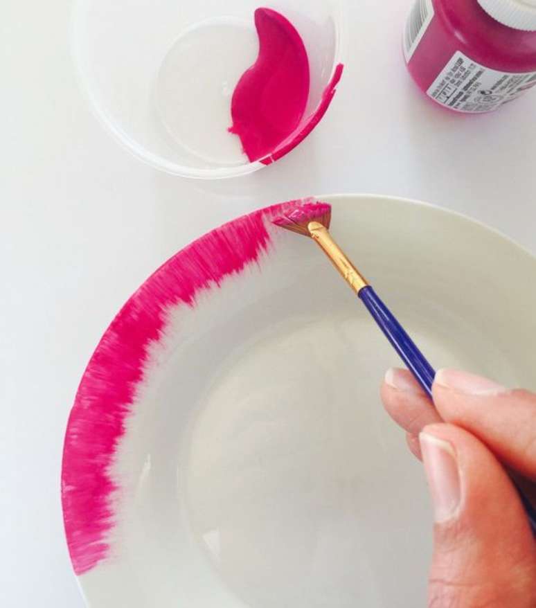 8. Personalize seu prato com tintas coloridas – Via: Casare