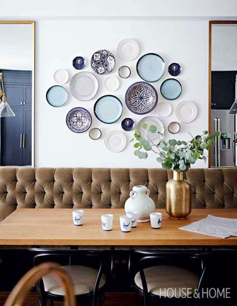 36. Sala de jantar decorada com pratos de porcelana – Via: House and Home