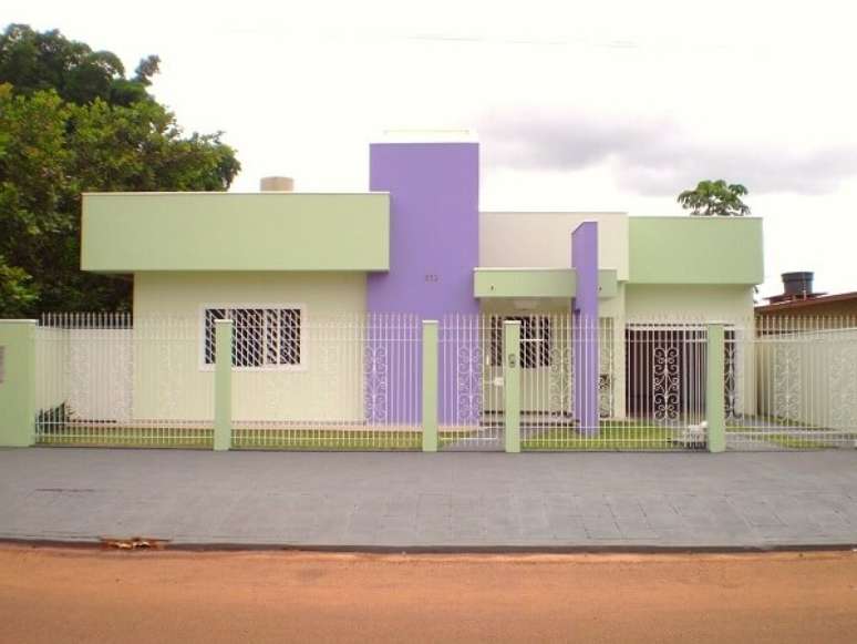 3. Fachada de casa colorida com modelo de muro com grade. Fonte: Daiana Assmann