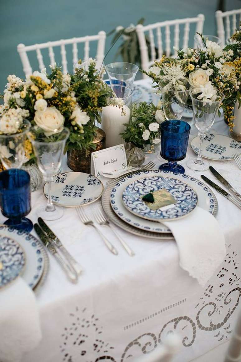 44. Mesa de jantar com prato de porcelana – Via: Festival Brides