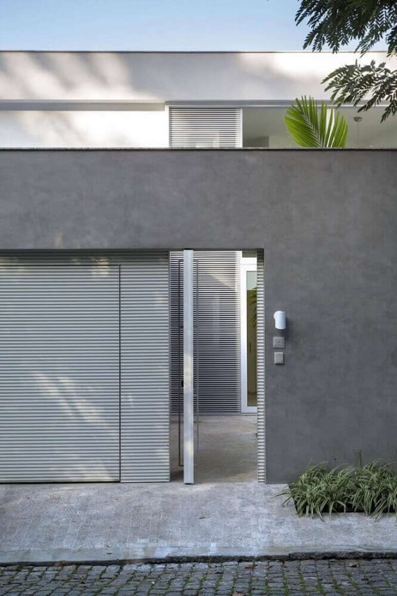 31. Modelo de muro com cimento queimado est&atilde;o super em alta e trazem modernidade para a fachada. Fonte: Pinterest