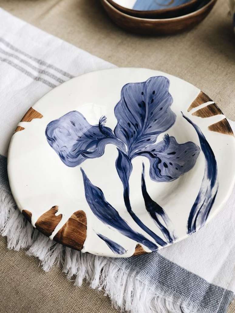 16. Pratos de porcelana cm flores azuis – Via: Behance