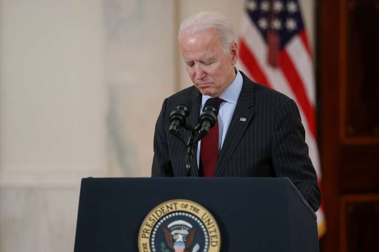 Presidente dos EUA, Joe Biden, durante discurso em homenagem aos 500 mil mortos pela Covid-19 no país
22/02/2021 REUTERS/Jonathan Ernst