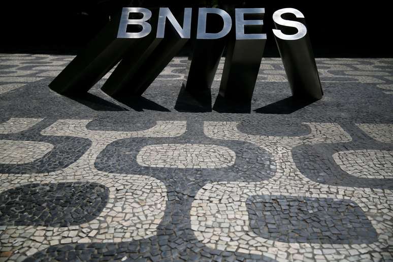 Logo do BNDES em frente ao prédio do banco no Rio de Janeiro. REUTERS/Pilar Olivares