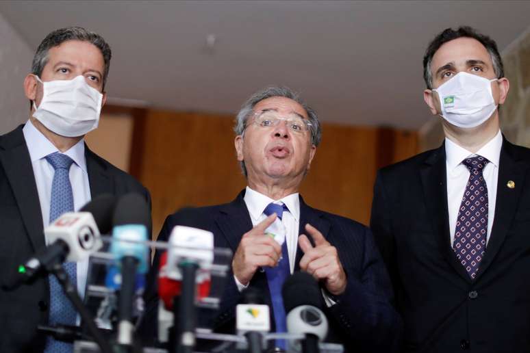 O ministro da Economia do Brasil, Paulo Guedes, fala entre o presidente da Câmara dos Deputados, Arthur Lira, e o presidente do Senado, Rodrigo Pacheco, durante coletiva de imprensa após reunião, em Brasília, 12 de fevereiro de 2021. REUTERS/Ueslei Marcelino