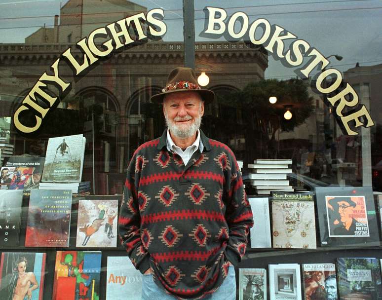 Lawrence Ferlinghetti em sua livraria em San Francisco
 18/8/1998   Stringer