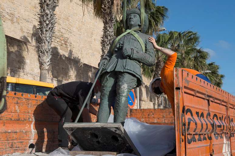 Est&aacute;tua do ex-ditador espanhol Francisco Franco &eacute; retirada em Melilla
 23/2/2021   REUTERS/Jesus Blasco de Avellaneda