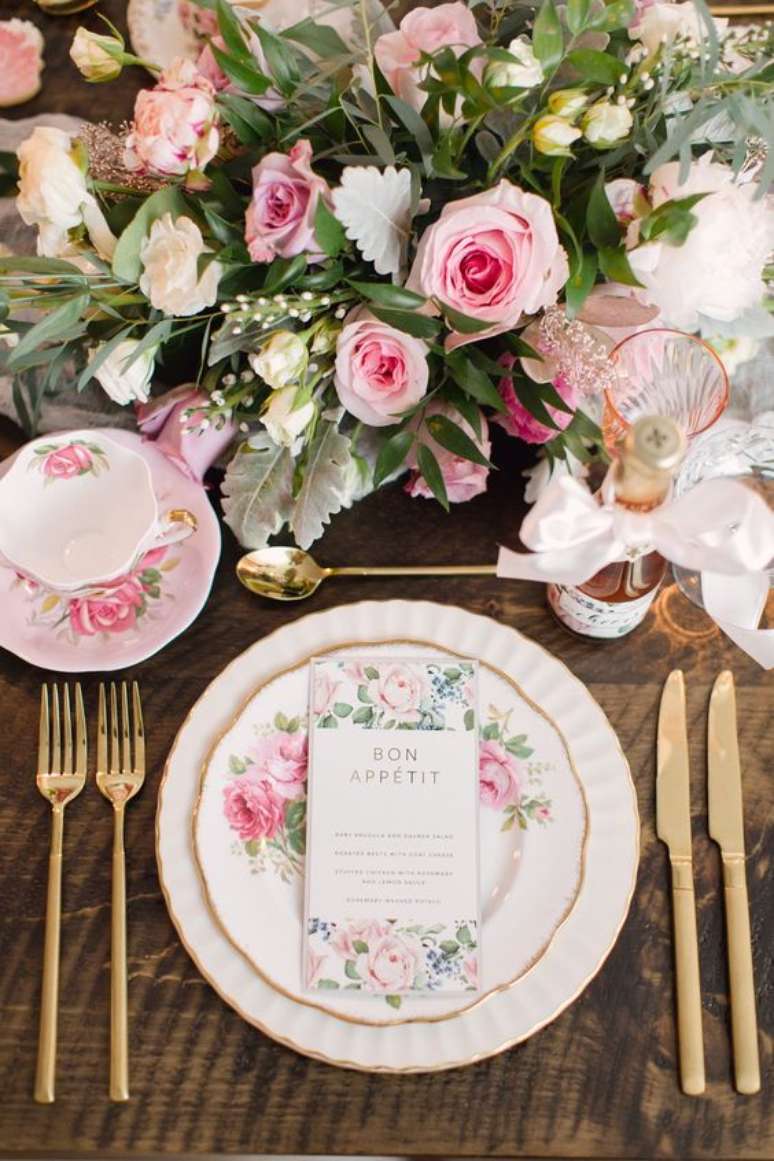 40. Mesa de jantar com flores combinando com os pratos – Via: Martha Stewart Weddings