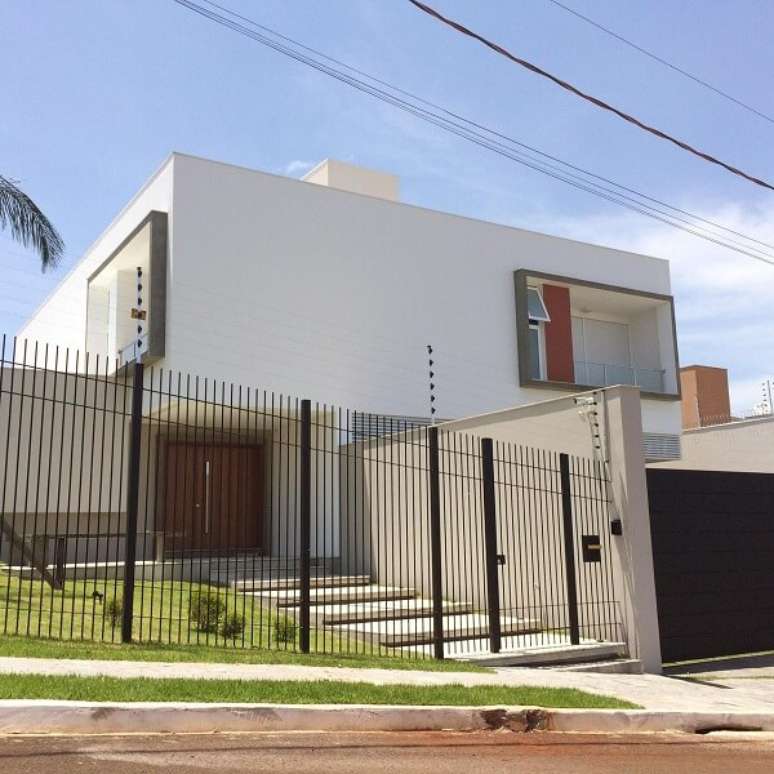 35. Modelo de muro com grade &eacute; uma solu&ccedil;&atilde;o simples e charmosa para a fachada do im&oacute;vel. Fonte: Grupo PR Arquitetura