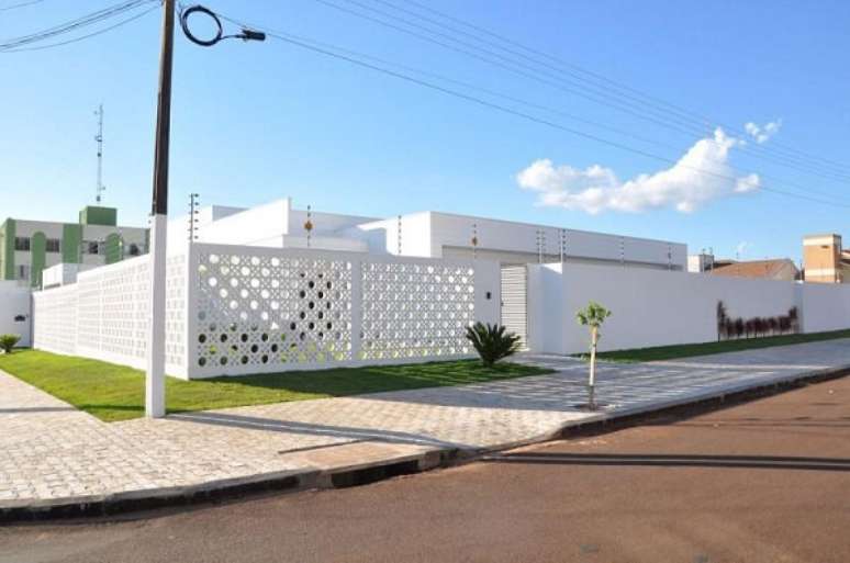 8. Modelo de fachada de muro feita em cobogó branco. Fonte: Pinterest