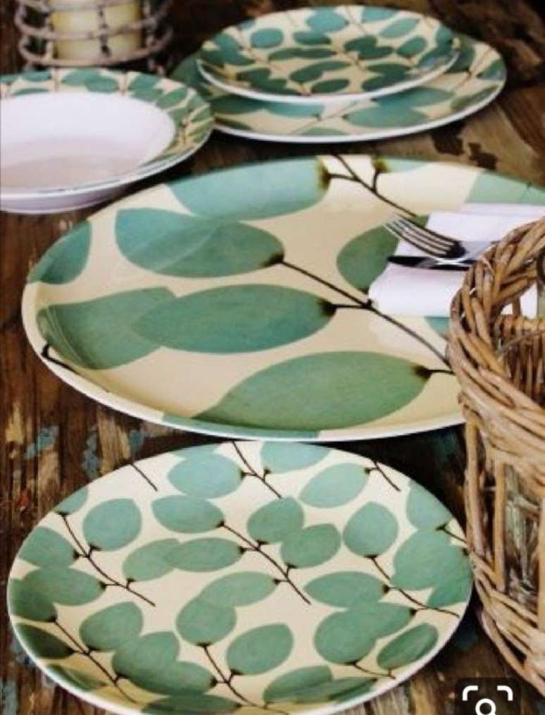 32. Pratos de porcelana verde – Via: Barro com Ceramica