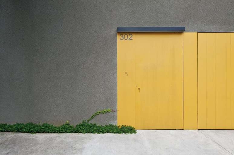 69. Modelo de portão de concreto com portão amarelo. Fonte: Pascali Semerdjian Arquitetos