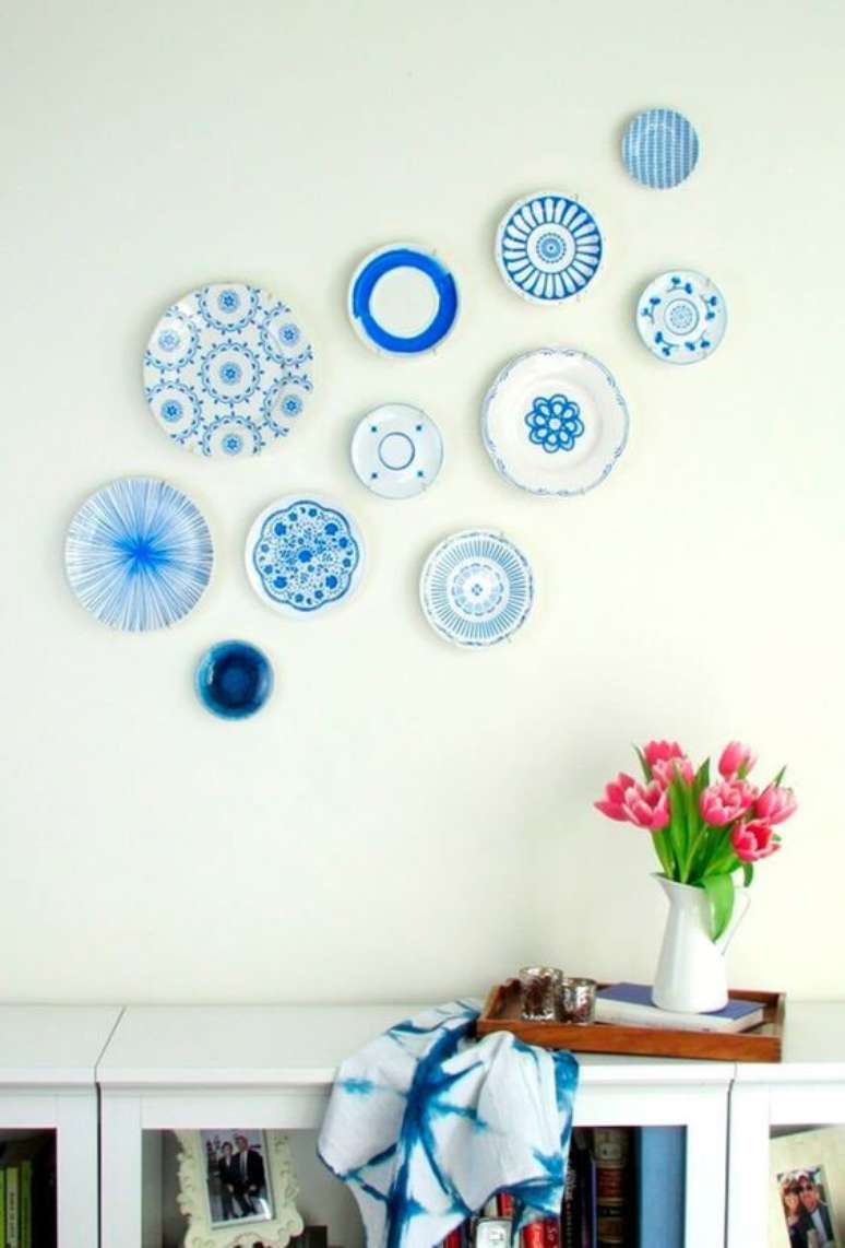 38. Parede decorada com pratos avulsos de porcelana – Via: Wevans