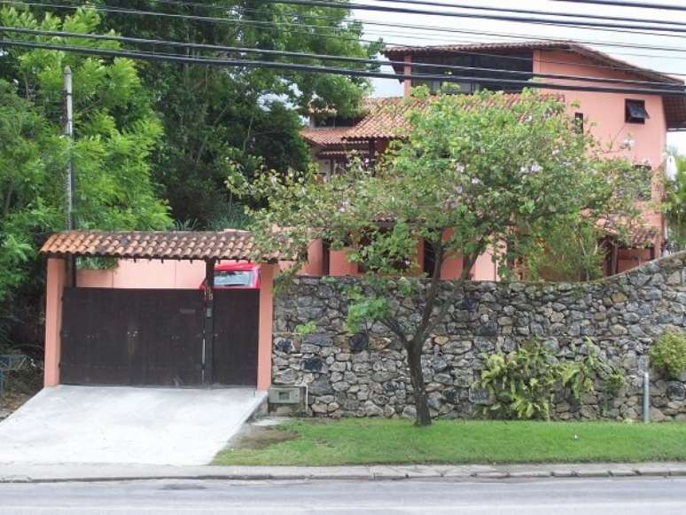 18. Fachada de casa com modelo de muro de pedra. Fonte: Hebe Araújo