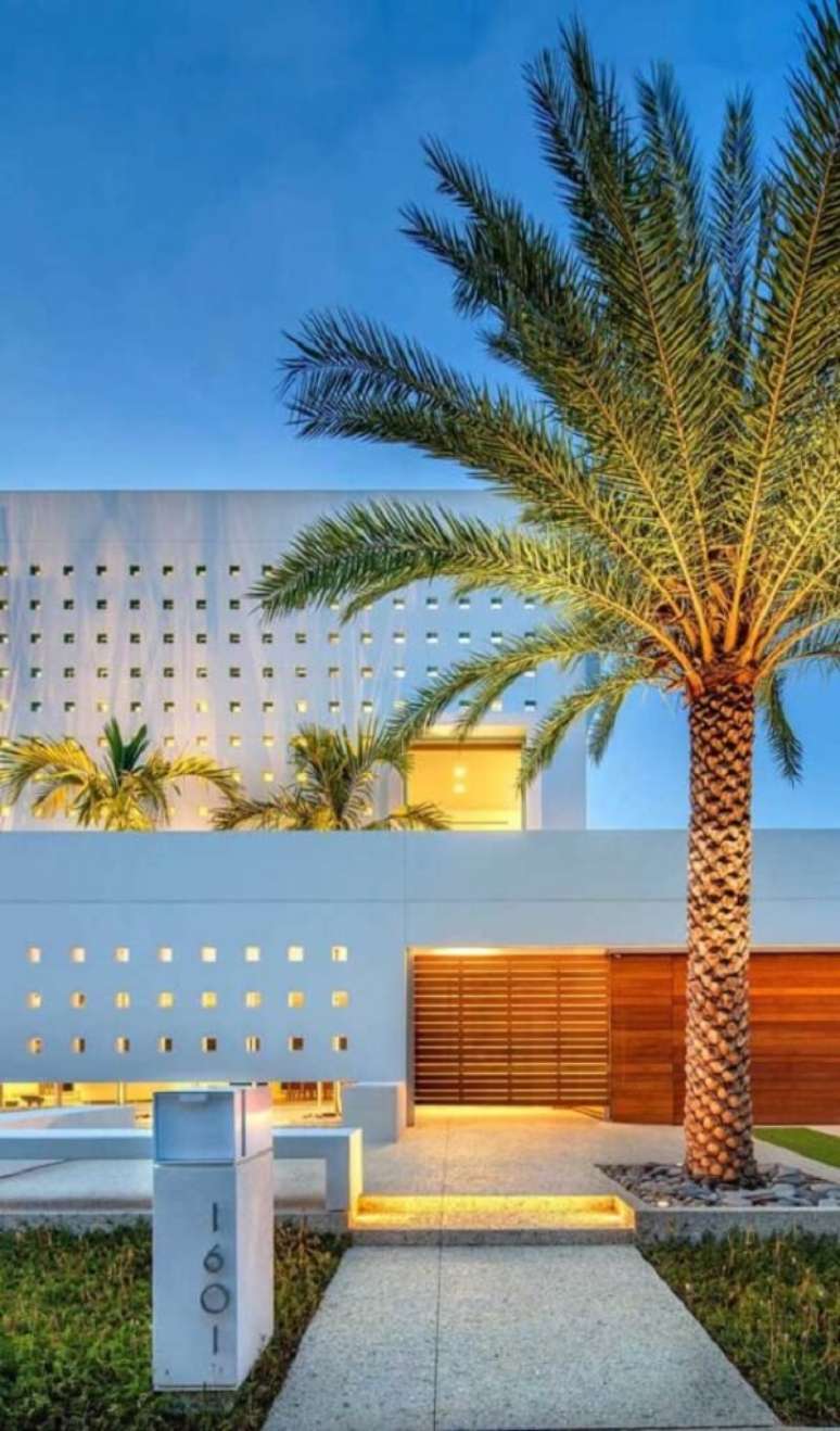 10. A ilumina&ccedil;&atilde;o da &aacute;rea externa real&ccedil;a a beleza do muro. Fonte: Pinterest