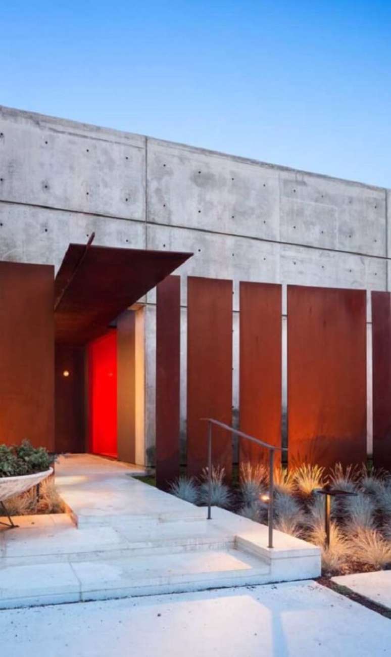 59. Modelo de muro moderno feito de a&ccedil;o corten. Fonte: Pinterest