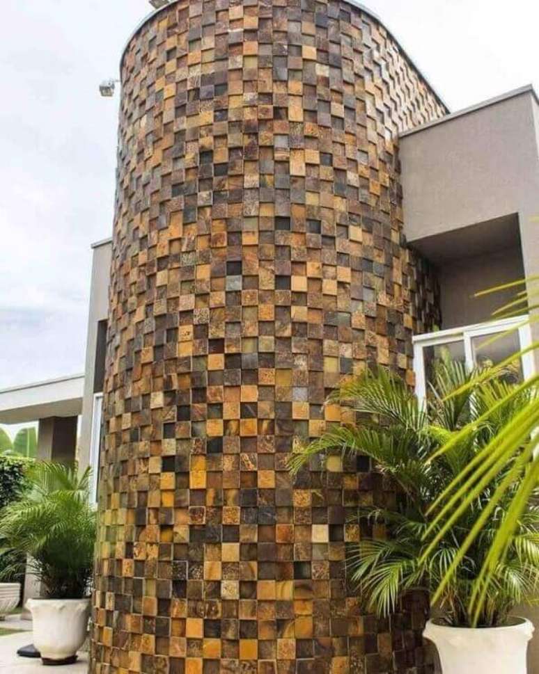 11. Aproveite todas as vantagens que o revestimento pedra ferro oferece e construa um lindo modelo de muro com pedras decorativas. Fonte: Invento Arquitetura