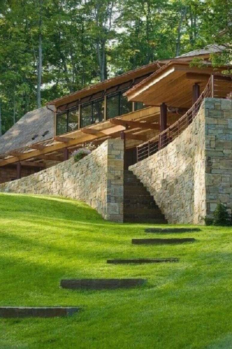 53. Modelo de muro de pedra realça a beleza da casa de campo. Fonte: Pinterest