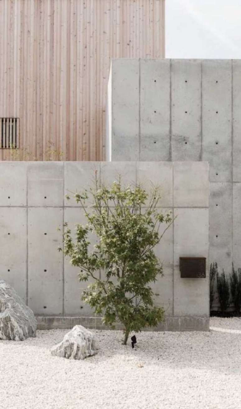 80. O muro em concreto aparente é o grande destaque dessa fachada. Fonte: Pinterest