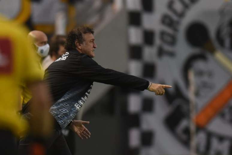 Cuca recebeu uma placa depois do empate contra o Fluminense(Ivan Storti/Santos)