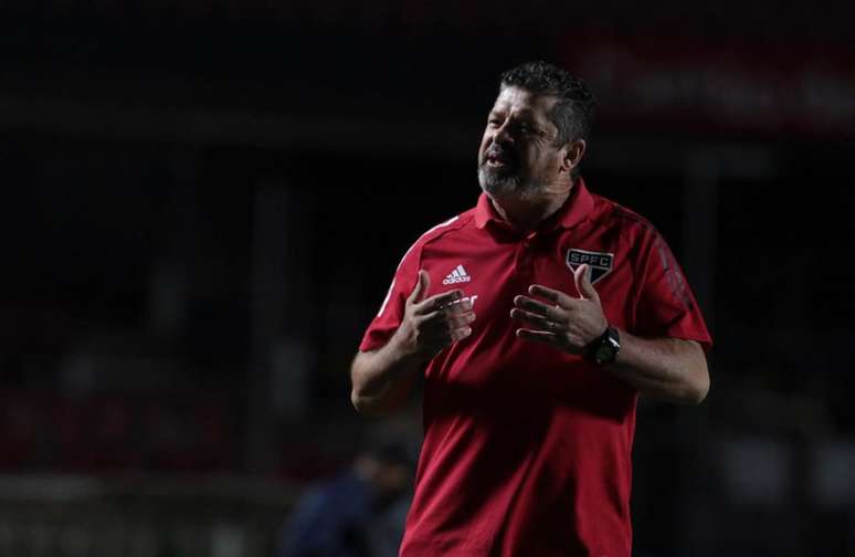 Vizolli assumiu o cargo de treinador interino após a demissão de Fernando Diniz (Foto: Rubens Chiri / saopaulofc.net)