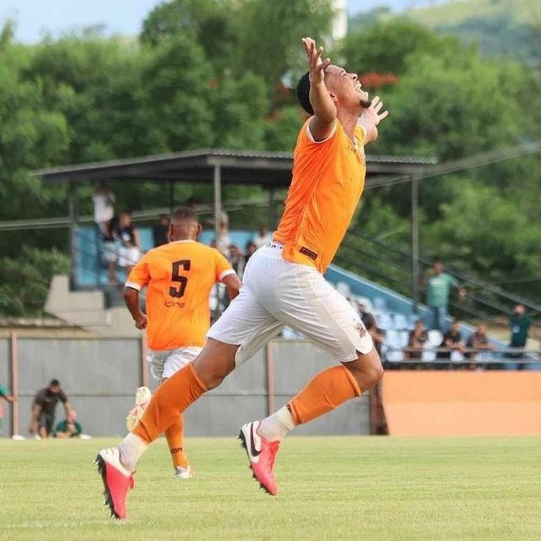 Gilberto comemora gol pelo Nova Iguaçu (Foto: Divulgação)