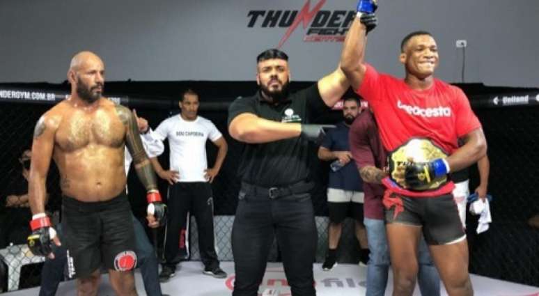 Jailton Malhadinho finalizou Gameth e se tornou o novo campeão meio-pesado (Foto: Reprodução/Thunder Fight)