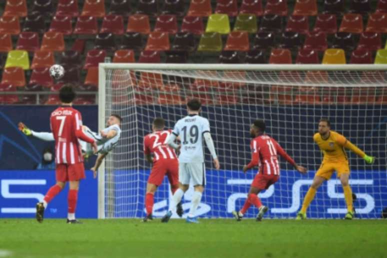 Momento da bicicleta de Giroud (Foto: DANIEL MIHAILESCU / AFP)