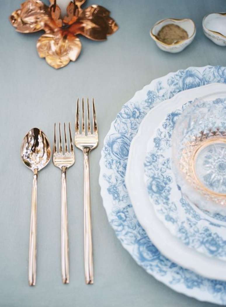 51. Conjunto de pratos branco e azul para eventos especiais – Via: Brittany Best