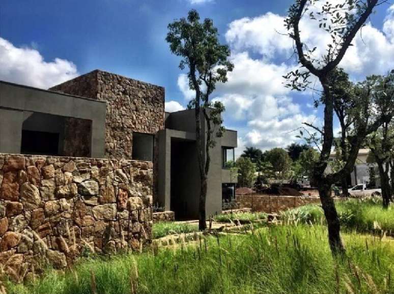 14. Casas de campo normalmente optam pelo uso de modelo de muro feito com pedras. Fonte: Daniel Nunes Paisagismo