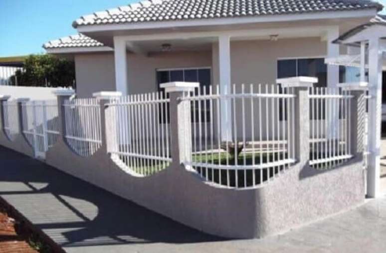 33. Modelo de muro com grade delimitam a &aacute;rea do im&oacute;vel. Fonte: Decorando Casas