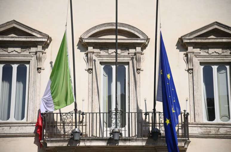 Sede do governo da Itália, em Roma, com bandeiras a meio-mastro para homenagear mortos no Congo