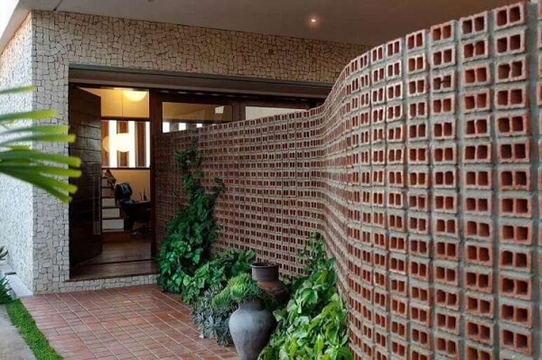 55. Modelo de muro feito com tijolo aparente dá um toque rústico para a casa. Fonte: Pinterest