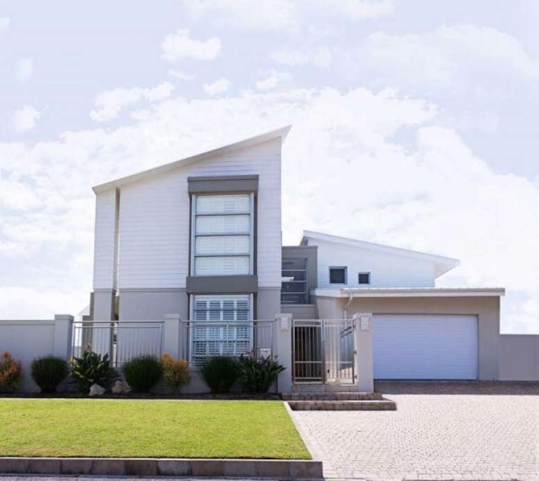 34. Modelo de muro com grade e port&atilde;o feitos com materiais met&aacute;licos. Fonte: Pinterest