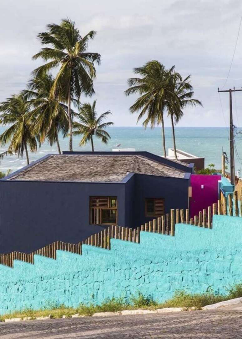 67. Modelo de muro residencial colorido feito em alvenaria delimitam a área da casa. Fonte: Pinterest