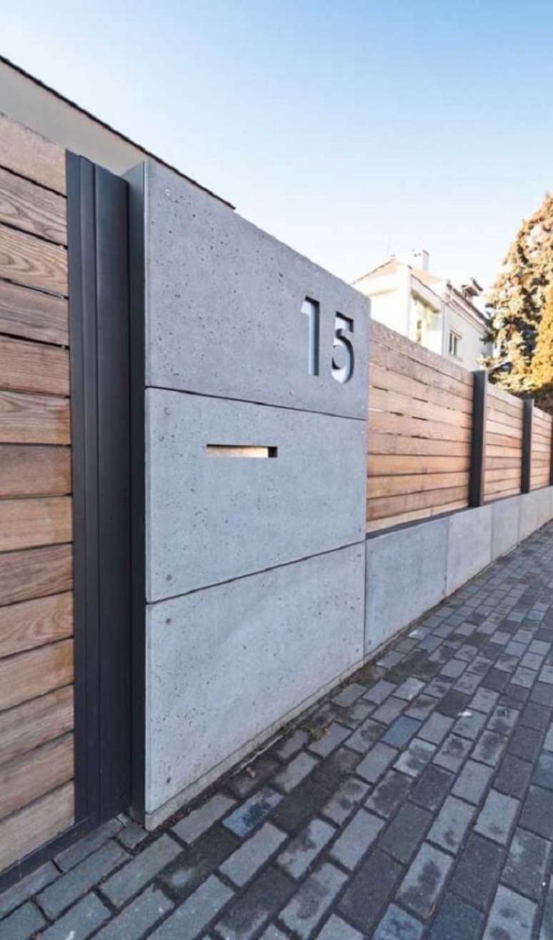 21. Fachada estilo industrial conta com modelo de muro em madeira e concreto. Fonte: Pinterest