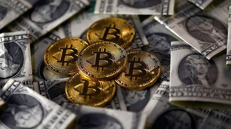 Os críticos argumentam que o Bitcoin se configura menos como uma moeda e mais como uma ferramenta de negociação especulativa que está aberta à manipulação do mercado.