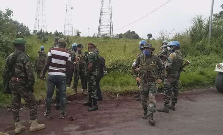 Soldados do Congo e da ONU no local de ataque contra embaixador italiano