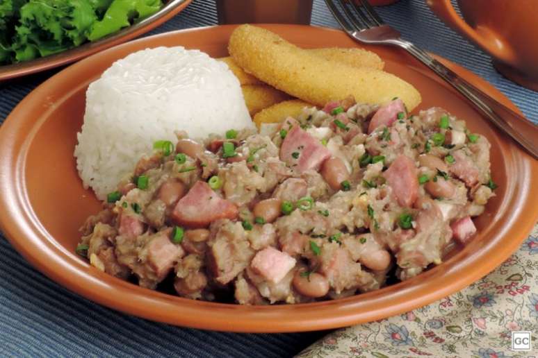 Guia da Cozinha - Feijão-tropeiro com banana frita perfeito para refeições caprichadas