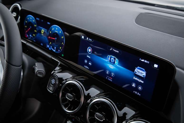 Mercedes-Benz GLA 200 vem equipado com a central multim&iacute;dia MBUX.