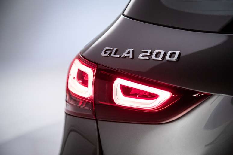 Lanternas traseiras do Mercedes GLA 200 ASMG Line são de LED e divididas.