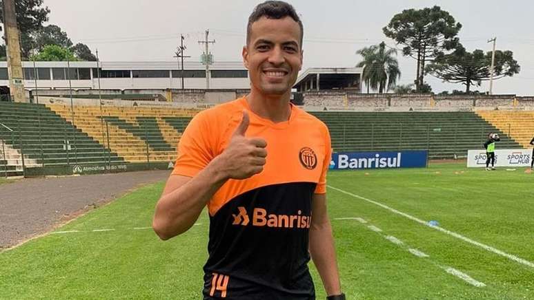 Zagueiro Diogo Silva estreia em Portugal (Foto: Reprodução/Twitter)