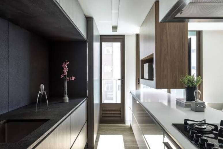 59. Cozinha com armários brancos e bancada preta – Via: Unic Arquitetura